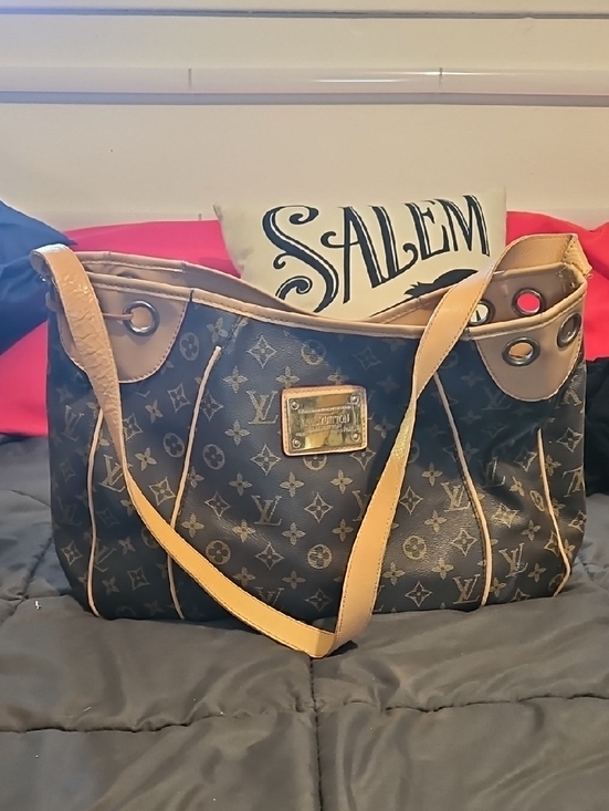 Louis Vuitton Handbags - Louis Vuitton Monogram Galleria PM Leather Tote Bag